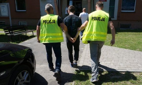 policjanci prowadzą zatrzymanych