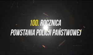 Napis 100. rocznica powstania Policji Państwowej na ciemnym tle.