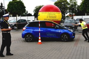 Policjant oceniający przejazd podczas konkurencji samochodowej
