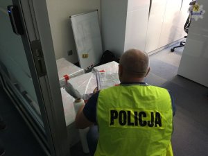 policjant zabezpiecza dokumenty