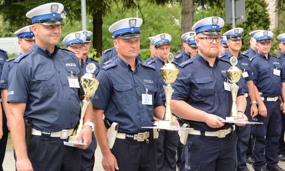 policjanci biorący udział w konkursie