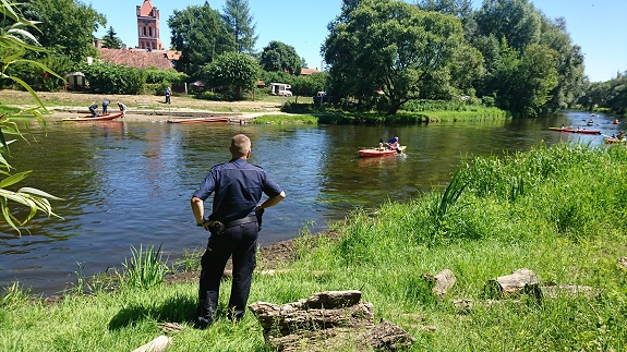 policjant obserwuje bezpieczeństwo nad wodą