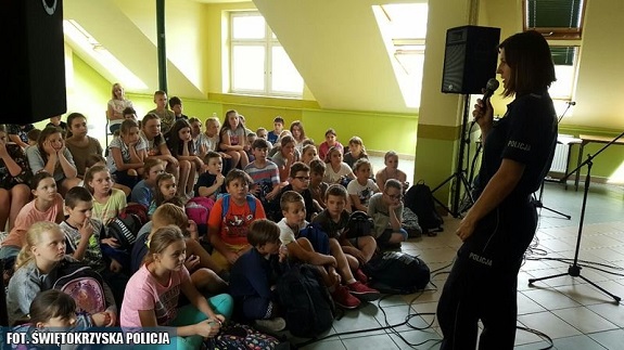 policjanci przekazują zasady bezpiecznego zachowania nad wodą