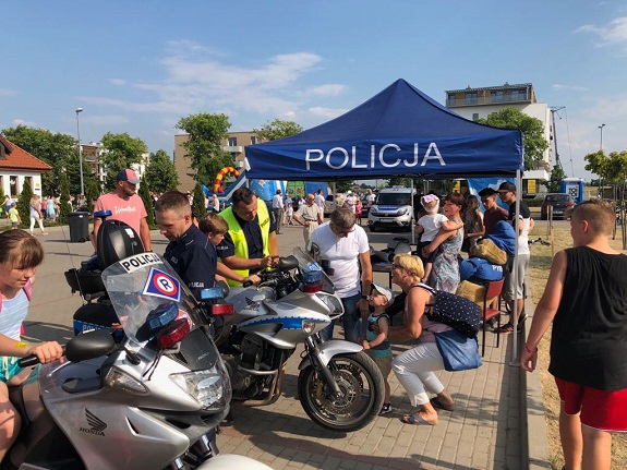 spotkanie profilaktyczne policjantów z dziećmi, młodzieżą i dorosłymi
