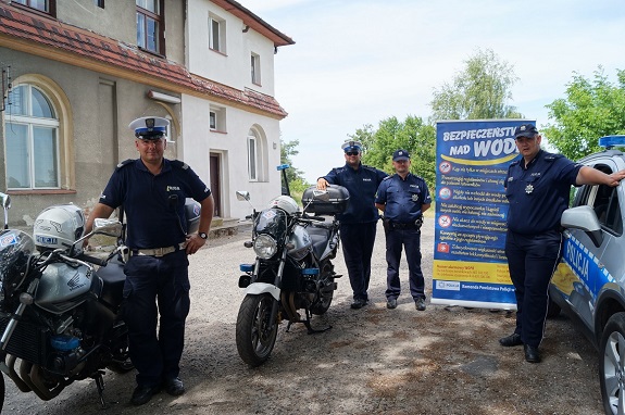 policjanci promują akcję Kręci mnie bezpieczeństwo nad wodą