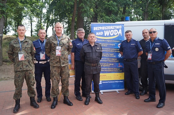 policjanci promują akcję Kręci mnie bezpieczeństwo nad wodą