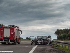 rozbity samochód na miejscu wypadku