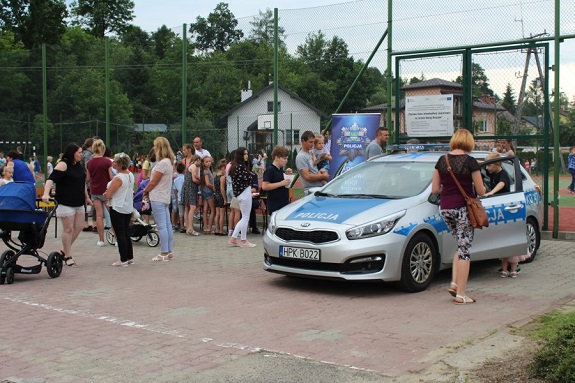 policjanci przekazują zasady bezpiecznego zachowania nad wodą
