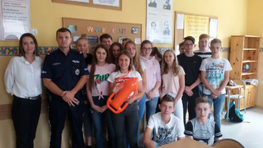 policjant wspólnie z młodzieżą