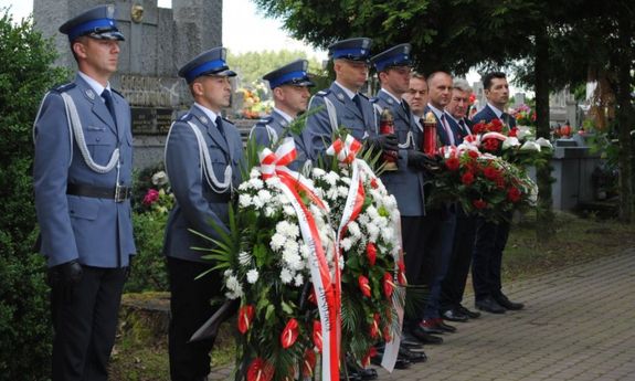 składanie wieńców i kwiatów na grobie