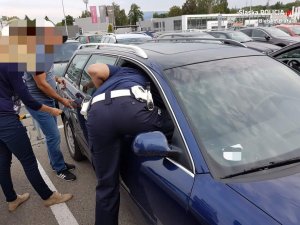 Policjanci i świadkowie wybili szybę w samochodzie i uratowali dziecko