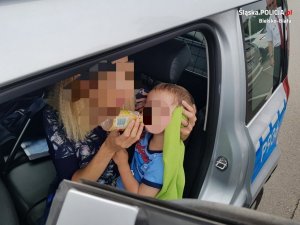 Policjanci i świadkowie wybili szybę w samochodzie i uratowali dziecko