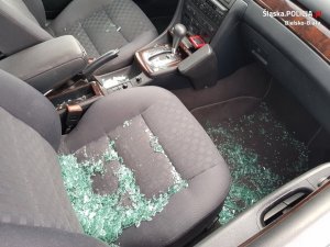 Policjanci i świadkowie wybili szybę w samochodzie i uratowali dziecko