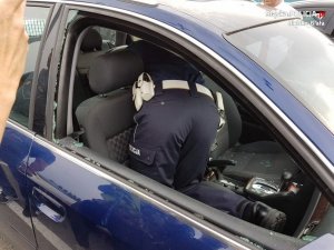 Policjanci i świadkowie wybili szybę w samochodzie i uratowali dziecko
