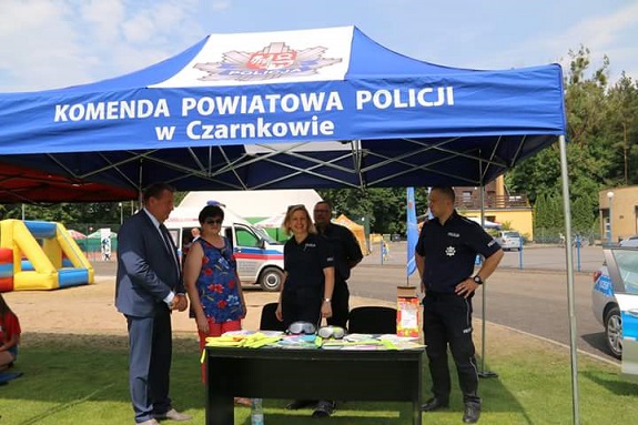 policjanci przekazują zasady bezpiecznego zachowania nad wodą