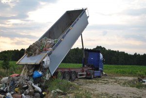 ciężarówka wysypująca śmieci
