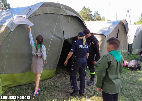 policjanci przekazują harcerzom zasady bezpiecznego zachowania nad wodą
