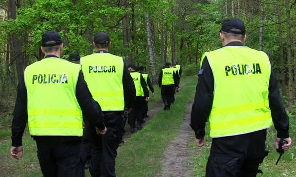 policjanci w trakcie poszukiwań