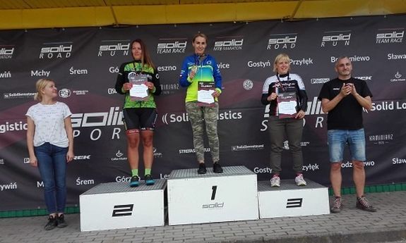 Dolnośląska policjantka na podium zawodów w kolarstwie górskim SOLID MTB Maraton