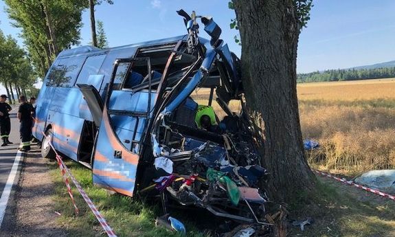 rozbity autobus na miejscu wypadku