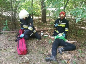 symulowana ewakuacja uczestników obozu harcerskiego