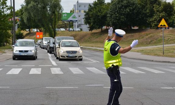 policjant kieruje ruchem