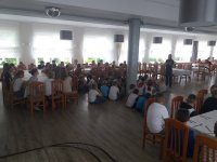 Policjantka przekazuje dzieciom zasady bezpiecznego zachowania nad wodą