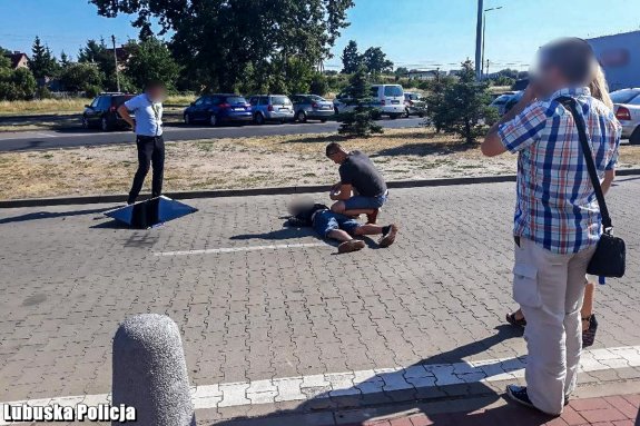 policjant po służbie z zatrzymanym