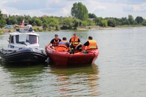 policjanci na wodzie