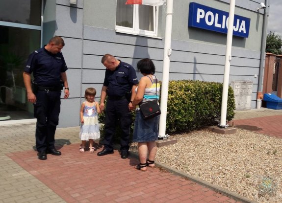 policjanci z uratowaną dziewczynką i jej mamą