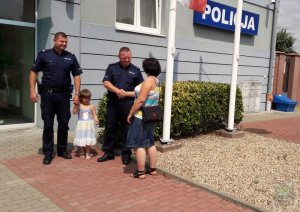 policjanci z uratowaną dziewczynką i jej mamą