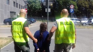 policjanci z zatrzymanym