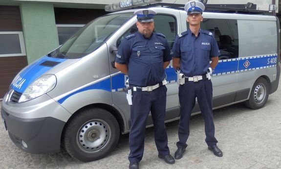 policjanci przy radiowozie