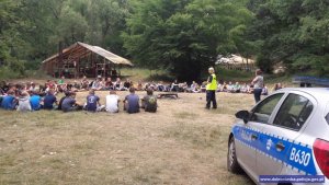 Policjanci z wizytą na obozie harcerskim