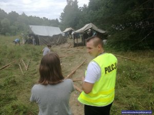 Policjanci z wizytą na obozie harcerskim