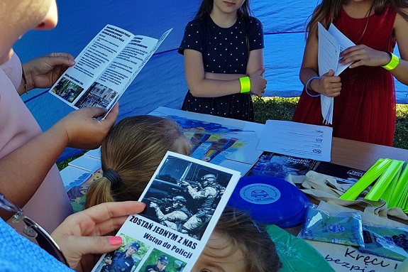 Policjanci przekazują zasady bezpiecznego zachowania nad wodą