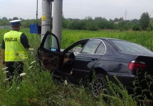 policjant przy rozbitym samochodzie