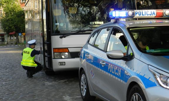 policjant kontroluje autobus