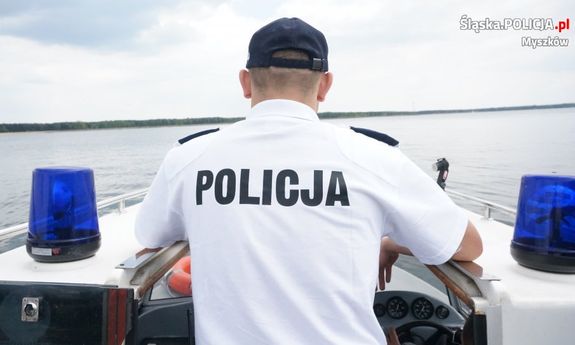 policjant na motorówce