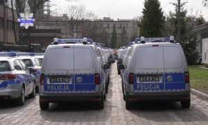 Radiowozy stojące na placu, widok z tyłu