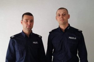 Policjanci z Komisariatu Policji w Barcinie, pow. żniński, st. sierż. Jarosław Kowalczyk i st. sierż. Marcin Łochowicz