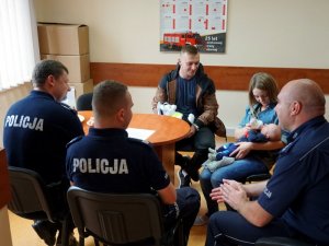 Pan Daniel i Pani Magdalena z dzieckiem wraz z dwoma legionowskimi policjantami