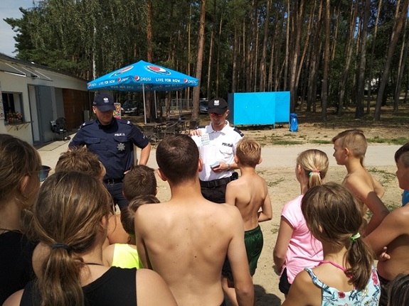Policjanci przekazują dzieciom zasady bezpiecznego zachowania nad wodą