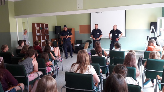 Policjanci przekazują dzieciom zasady bezpiecznego zachowania nad wodą