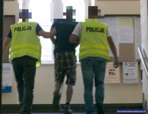 policjanci prowadzą mężczyznę