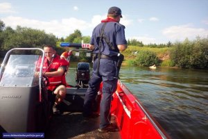 Policjanci dbając o bezpieczny wypoczynek nad wodą kontrolują nielegalne kąpieliska na terenie powiatu jeleniogórskiego