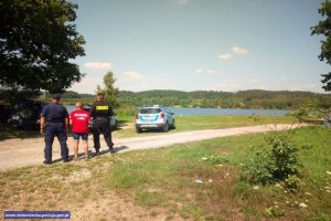 Policjanci dbając o bezpieczny wypoczynek nad wodą kontrolują nielegalne kąpieliska na terenie powiatu jeleniogórskiego