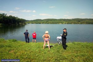 Policjanci dbając o bezpieczny wypoczynek nad wodą kontrolują nielegalne kąpieliska na terenie powiatu jeleniogórskiego