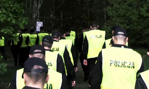 policjanci w trakcie poszukiwań