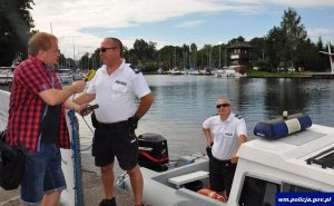 Policjanci promowali bezpieczeństwo na wodzie i ścieżkach rowerowych wspólnie z dziennikarzami RMF FM I TVP 3 Olsztyn